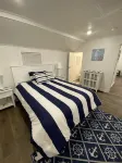 Adorable  Snug Harbor Cozy Cottage,Minutes to the beach(pet friendly)