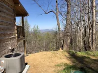 HONEYMOON HIDEAWAY - SECLUDED ANTIQUE LOG CABIN WITH AMAZING VIEWS!!!