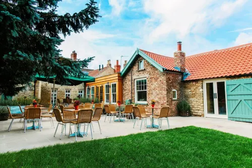 Boutique luxury countryside cottage with hot tub, log burner, 4 poster & firepit