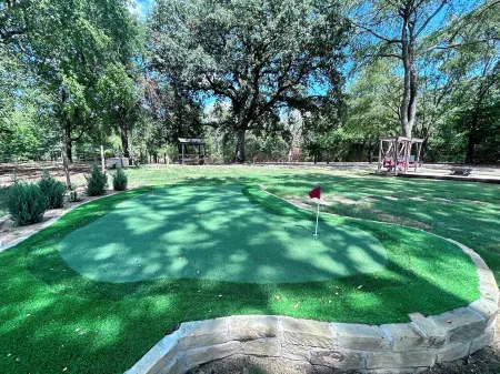 NEW!!! Fire pit AND golf!! LUXURY COUNTRY RETREAT in heart of MAJESTIC ETX!!! Отели в г. Cherokee County