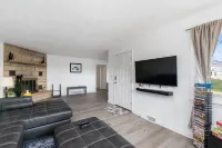 Cozy LeClaire Townhome within walking distance to downtown! Hotels in Le Claire