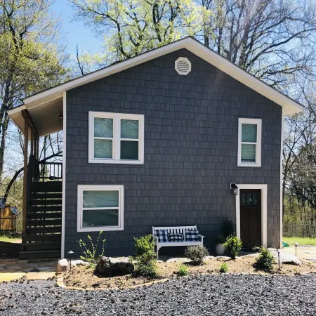 Modern Apartment on The Talimena Scenic Byway-walk to downtown