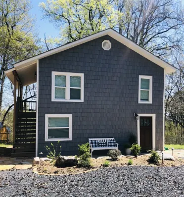 Modern Apartment on The Talimena Scenic Byway-walk to downtown Hotel di Mena