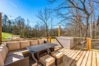 New Hot Tub / Firepit / Outdoor Dining / Park Grill