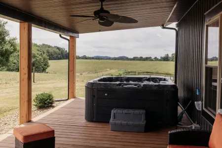 Red Hill Farm's Newly Renovated "Bunkhouse" with Hot tub and Gameroom