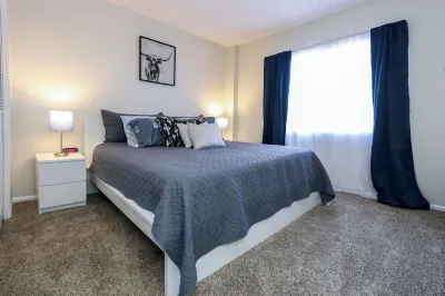 Charming Cozy 5 minutes from shopping/restaurants! 40 minutes Mountains/Hiking!