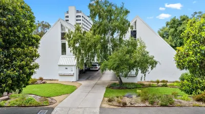 The Warbling Magpie Hotel in zona Università di Melbourne
