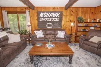 Adirondack 4bed 2bath Cottage close to the village with Hot Tub Hotels in Lake George