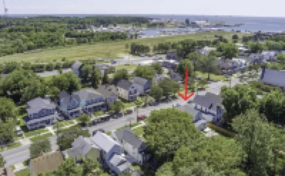 Belle is a cute cottage blocks from shops, bay, cafes