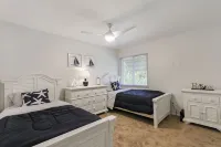 Turtle Cove Condo--- Steps to Siesta Key Beach