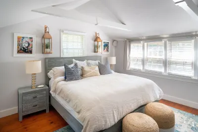 Large yard, deck & hot tub 4 bedroom, sleeps 9 서프사이드 비치 주변 호텔