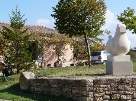 At the foot of the Grand Luberon Sculptor's House
