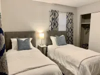 Stylish Mid-Century Modern Home 5 minutes to downtown