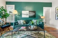 Garden Getaway 2BR Minutes to Salem, Beach, and train to Boston!