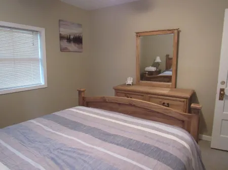 Lake house. Less than 3 miles from beautiful Lake Cumberland. Отели в г. Джеймстаун