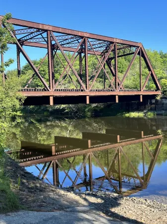 Spacious and bright, 1st floor apartment in Historical Yarmouth Village Отели рядом с достопримечательностью «Ae Home»