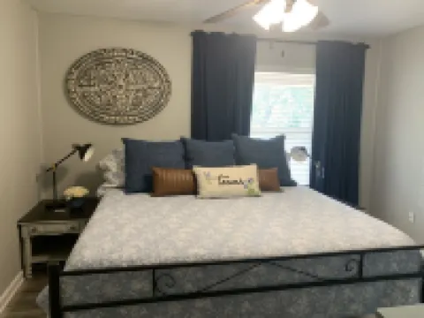 Cozy Family Home Close to NB, SA, and RAFB โรงแรมในLive Oak