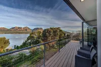 The Moorings at Freycinet. Beachfront. Panoramic Mountain Views. Free wifi.