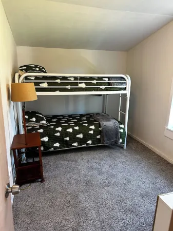 Cozy retreat near Sandpoint, Idaho. Close to Downtown, the lake and skiing. Отели рядом с достопримечательностью «Голд Хилл Трейлхед»