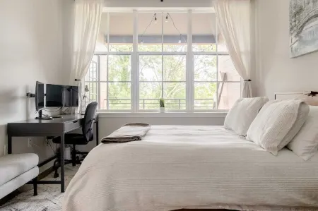 New Downtown Annapolis Condo with Free Parking Отели рядом с достопримечательностью «Уильям Пака Хаус & Гарден»