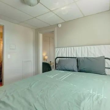 Hell's Kitchen, Apt #11-Bedroom Apartment Just a Short Walk to Hershey Theatre