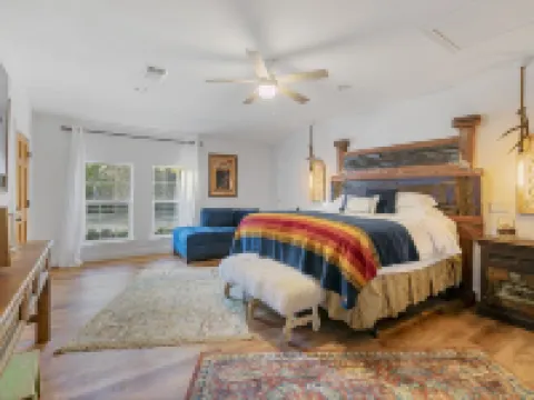 A "Willie" Nice House, with a Willie Nice View! 509 East Avenue, Marble Falls Hoteles en Marble Falls