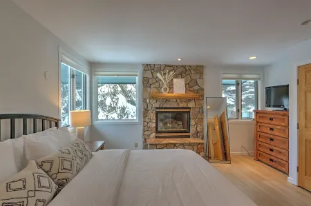 Updated, Modern Mountain Condo w/ Fireplace, Pool, Hot Tub, Walk to Base Village Отели рядом с достопримечательностью «Аспен Сноумасс Ски Резорт»