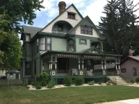 Queen Victorian Home, Walking distance to downtown Hotels in Adrian