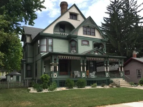 Queen Victorian Home, Walking distance to downtown Hotels in Lenawee County