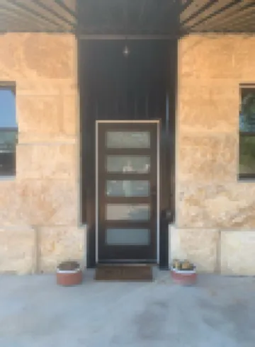 The Rock Stack: Ruggedly luxurious 3 bedroom, 3 bathroom on the Llano River