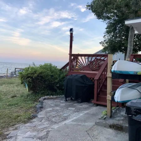BEACH COTTAGE BY THE SEA....