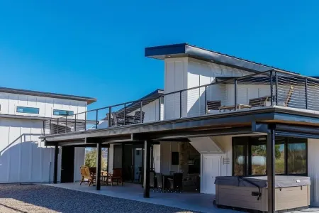 Manila Lot 7 · King bed, high end, new home, hot tub, steam room