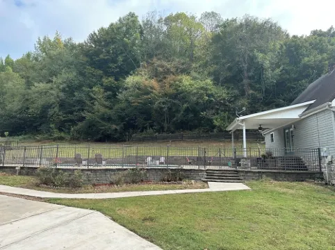 Charming 4-bedroom farmhouse on 11 acres, Pool, AC, Fire  pit and WiFi in Celina