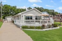Beautiful 6 bedroom lake house with pontoon available for rent