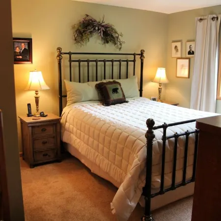 Woodland Trails Cabin on 130 acres with wildlife and miles of private trails