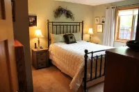 Woodland Trails Cabin on 130 acres with wildlife and miles of private trails