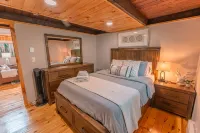 Dog Friendly Poconos Chalet with Fireplace. Close to Lakes, skiing & Kalahari