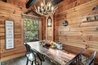 Located Directly Between Gatlinburg & Pigeon Forge -EV Chrgr🚙🪫🔌-Amazing Reviews🏅