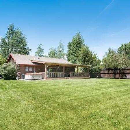 SPECIAL RATES Pet Friendly Log Cabin, Sleeps 8, Hot Tub, Fishing & Skiing Galore