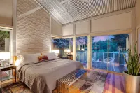 Austin Glass House-As Seen on TV and Two Movies Hotels near Northlake Church