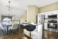 Clean and Chic Home In Overland Park