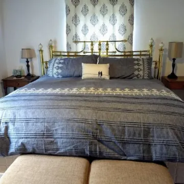 Great Remodeled Pet Friendly Cottage! Walk to Downtown and and the Lake!