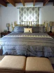 Great Remodeled Pet Friendly Cottage! Walk to Downtown and and the Lake!