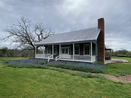 Restored farmhouse on National Historic Register property - The BEST of Texas!