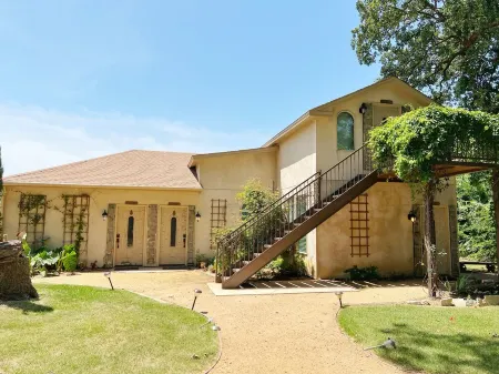 Fortunata Winery Villa #3, Tuscan-Inspired Escape