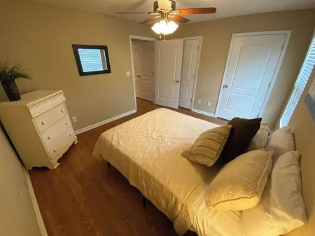 Charming and safe 1-bedroom apartment in Elizabethtown with AC and WiFi