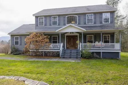 Spacious 5 BR w/Mountaintop Views-2 Min to Hunter