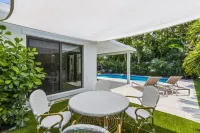 New! Luxurious Villa with Pool in West Palm Beach. 5 min from the Beach!