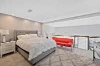 SK-Living DTLA 2 Story Loft with a Balcony