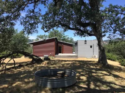 Modern ecochic luxe indoor/outdoor getaway- mountaintop views & hot tub! Hotels near Mill Creek